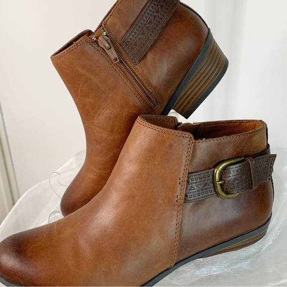 Clarks Collection Women's Brown Addiy Kara Booties! - Picture 2 of 8